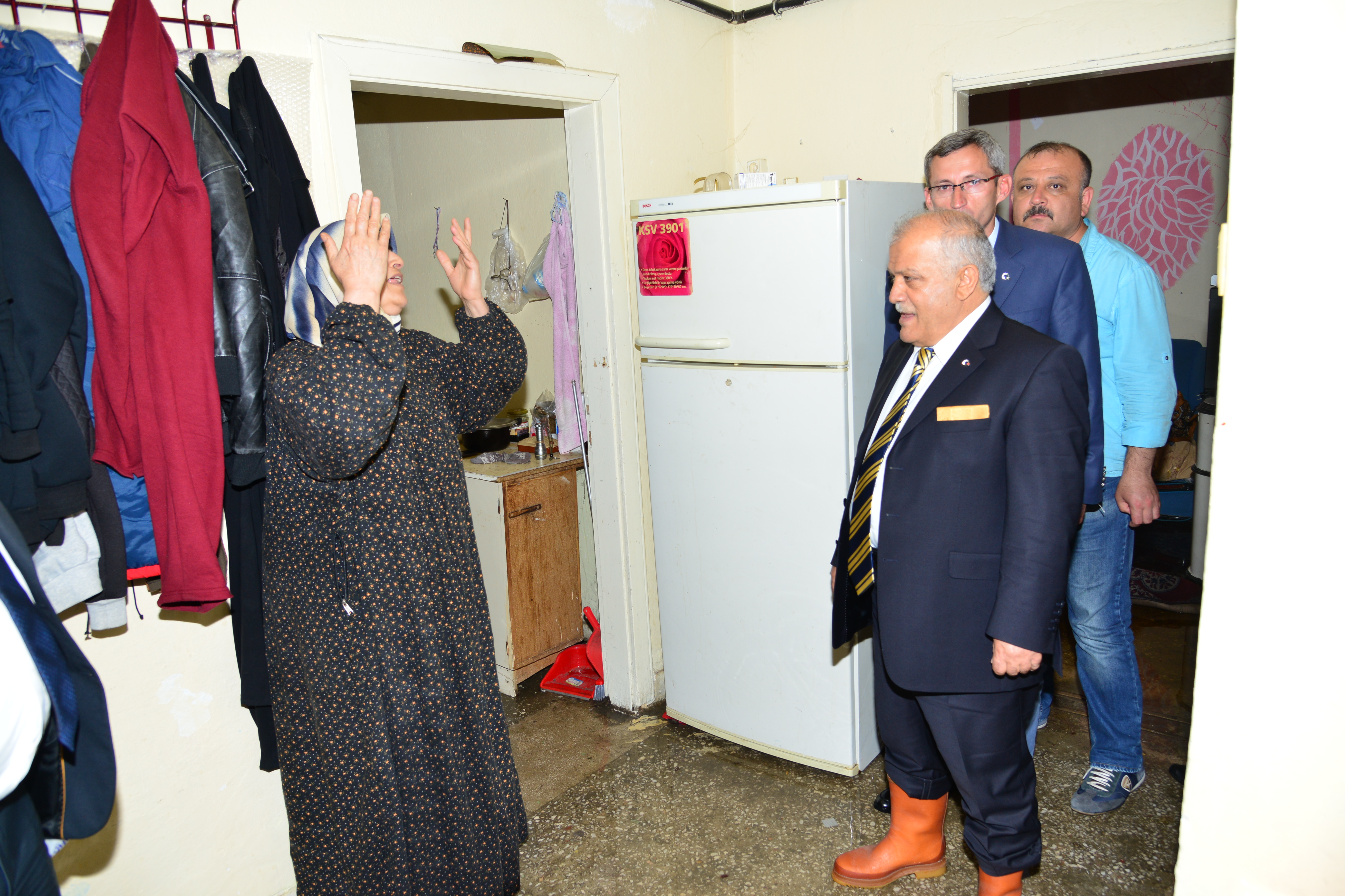 Kırşehir Valisi,Evini Su Basan Sığınmacılara Yardım Elini Uzattı