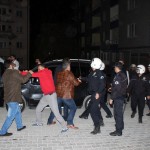 KIRŞEHİR'DE PETROL İŞ SENDİKA BAŞKANI MEHMET DOĞAN’IN FABRİKA GİRİŞ KARTININ KİLİTLENMESİ SONRASI 16.00-24.00 VARDİYASINDAN ÇIKAN İŞÇİLER YÜRÜYÜŞ YAPTI. POLİS YÜRÜYÜŞE İZİN VERMEYEREK MÜDAHALEDE BULUNDU. (ENDERHAN ÖZ/KIRŞEHİR-İHA)
