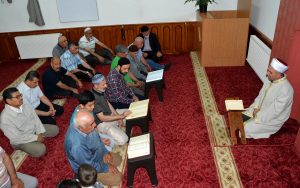Mevlana'nın talebesi Şeyh Süleyman Türkmani'nin yaklaşık 800 yıl önce başlattığı ve vasiyet ettiği sabah namazlarında Yasin Suresi okunması geleneği, vakfettiği camide devam ettiriliyor. Kırşehir İmaret Camisi'nde yüzyıllardır sürdürülen geleneği, 5 yıldır din görevlileri Oğuzhan Kaya ve Ömer Olgun yerine getiriyor. ( Serkan Güner - Anadolu Ajansı )