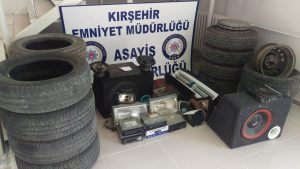 Kırşehir'de 9 araçtan hırsızlık yaptıkları iddiasıyla yakalanan 2 kişinin evindeki aramalarda çok sayıda otomobil yedek parçası bulundu. ( Serkan Güner - Anadolu Ajansı )