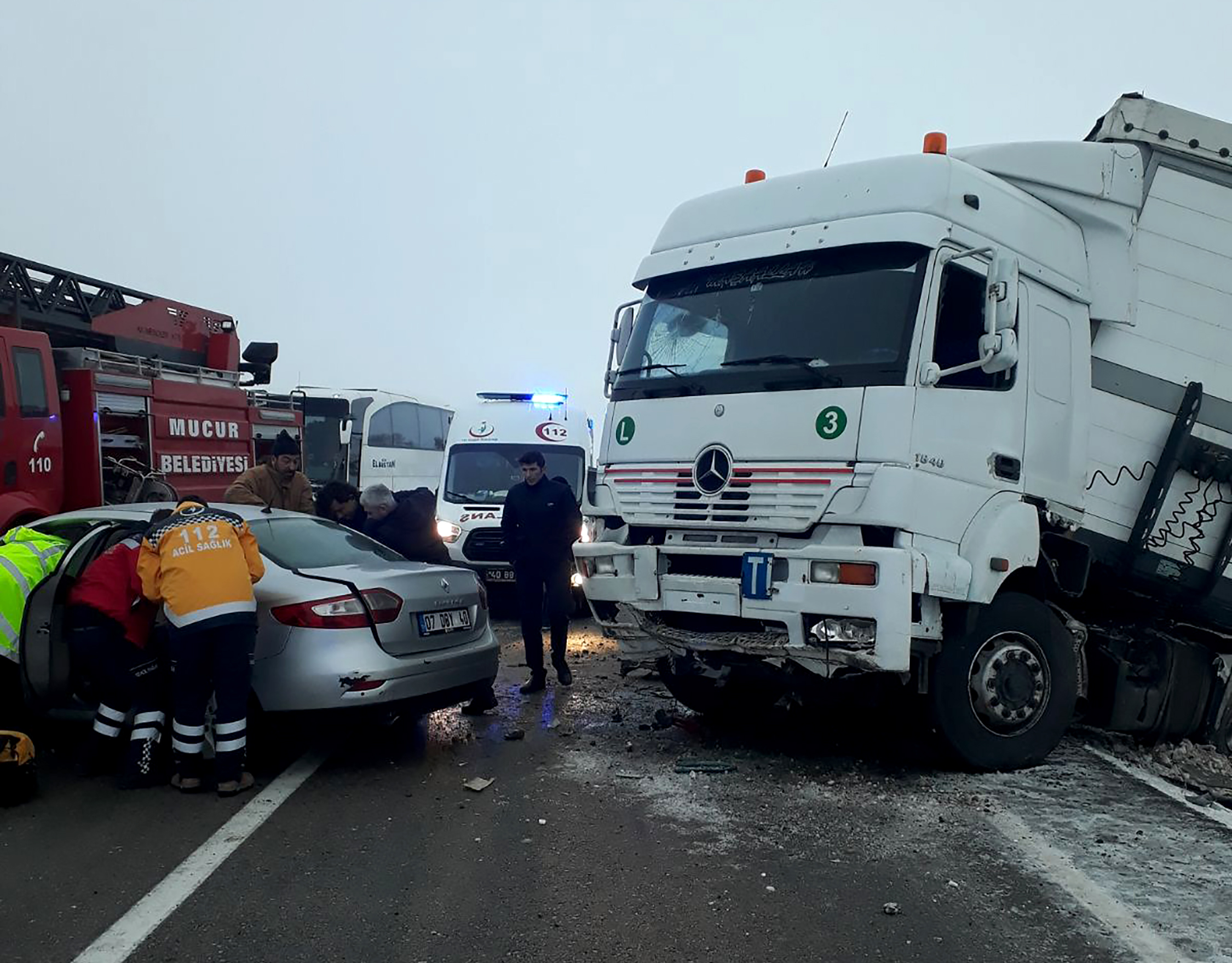   OTOMOBİL İLE TIR ÇARPIŞTI: 1 ÖLÜ, 4 YARALI