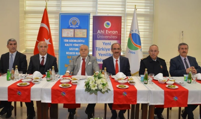  ÜNİVERSİTE VALİ ŞENTÜR’E VEDA YEMEĞİ VERDİ
