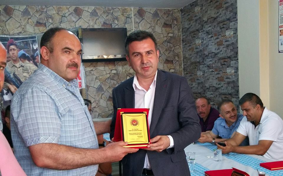 Aksaray Akçakentliler’den Ünal Kaya’ya Plaket