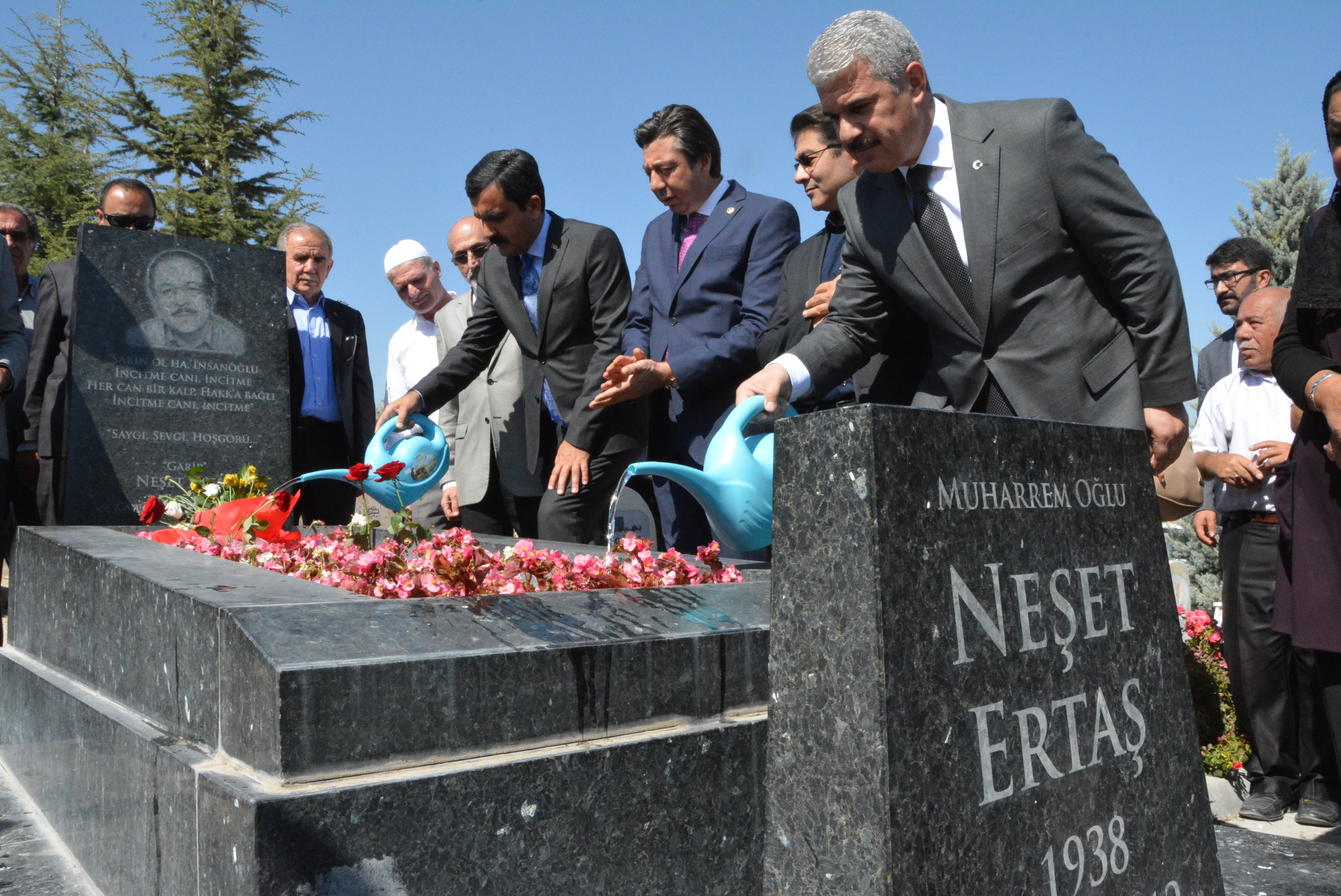 Halk ozanı Neşet Ertaş mezarı başında anıldı
