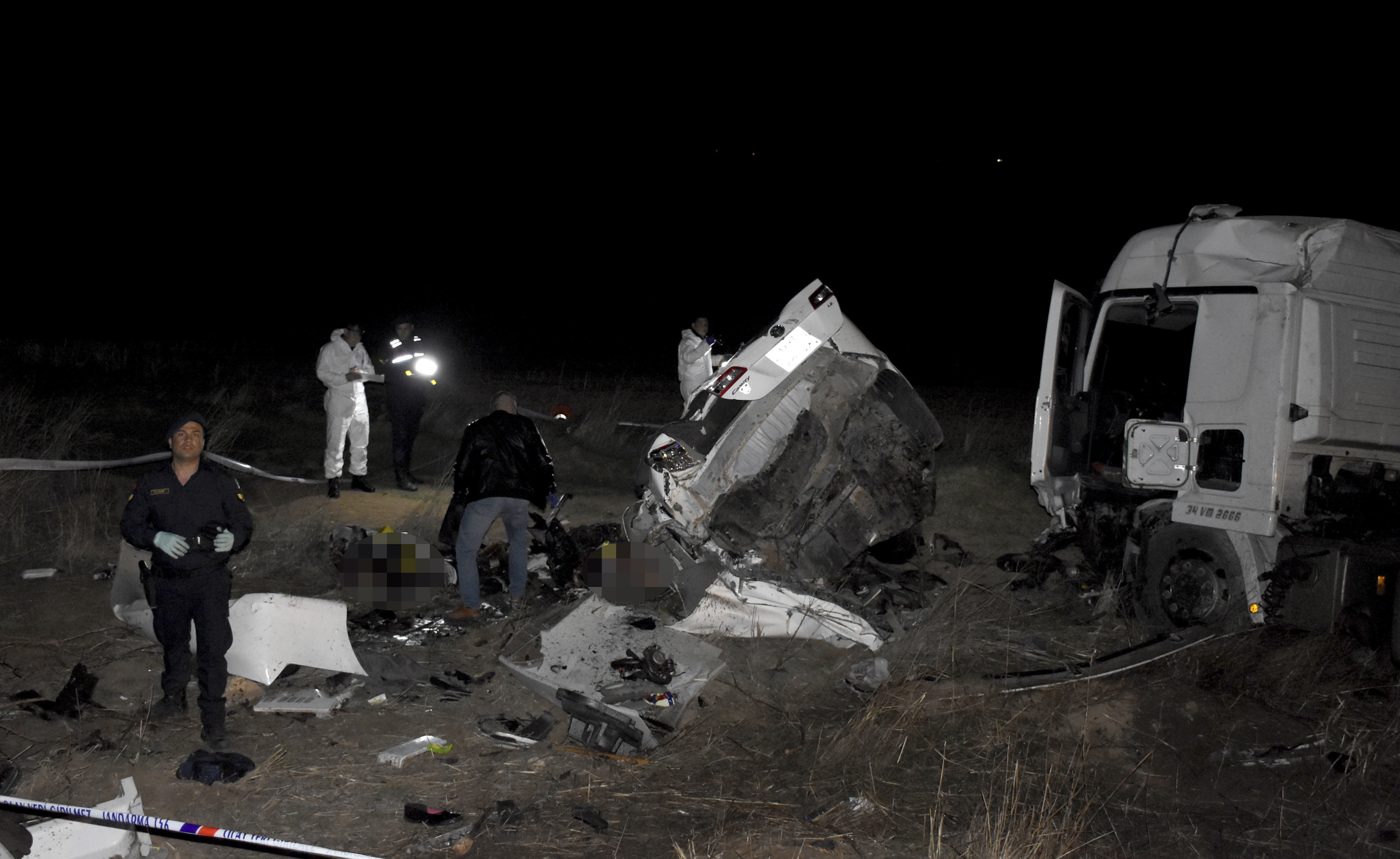 Kırşehir’de otomobille tır çarpıştı: 3 ölü, 3 yaralı