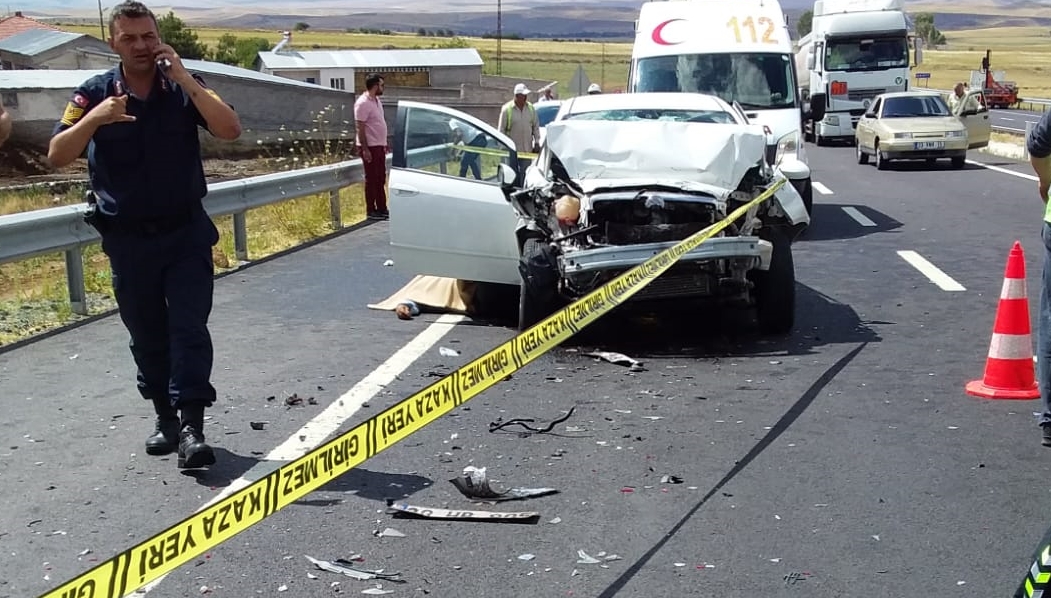Otomobil mazot yüklü tankere çarptı: 1 ölü, 3 yaralı