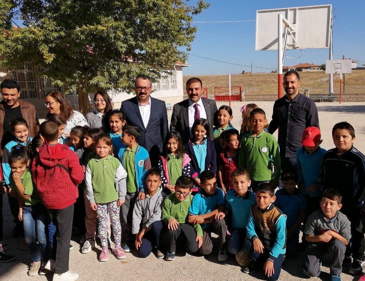 Çiçekdağı İlçe Belediye Başkanı Hakanoğlu, okulları ziyaret etti