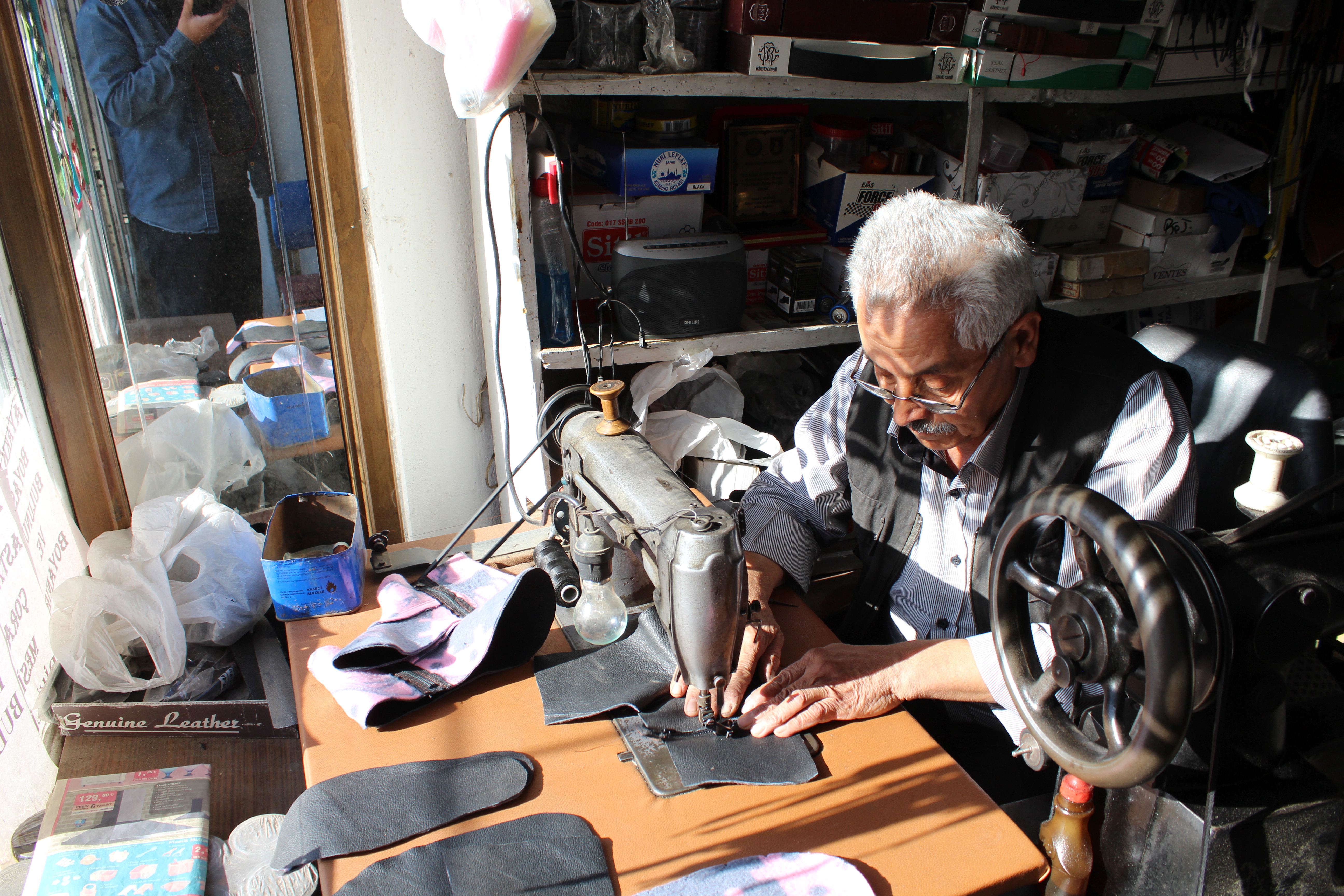 Kaman’da ayakkabı tamircisi 53 yıldır mesleğini sürdürüyor