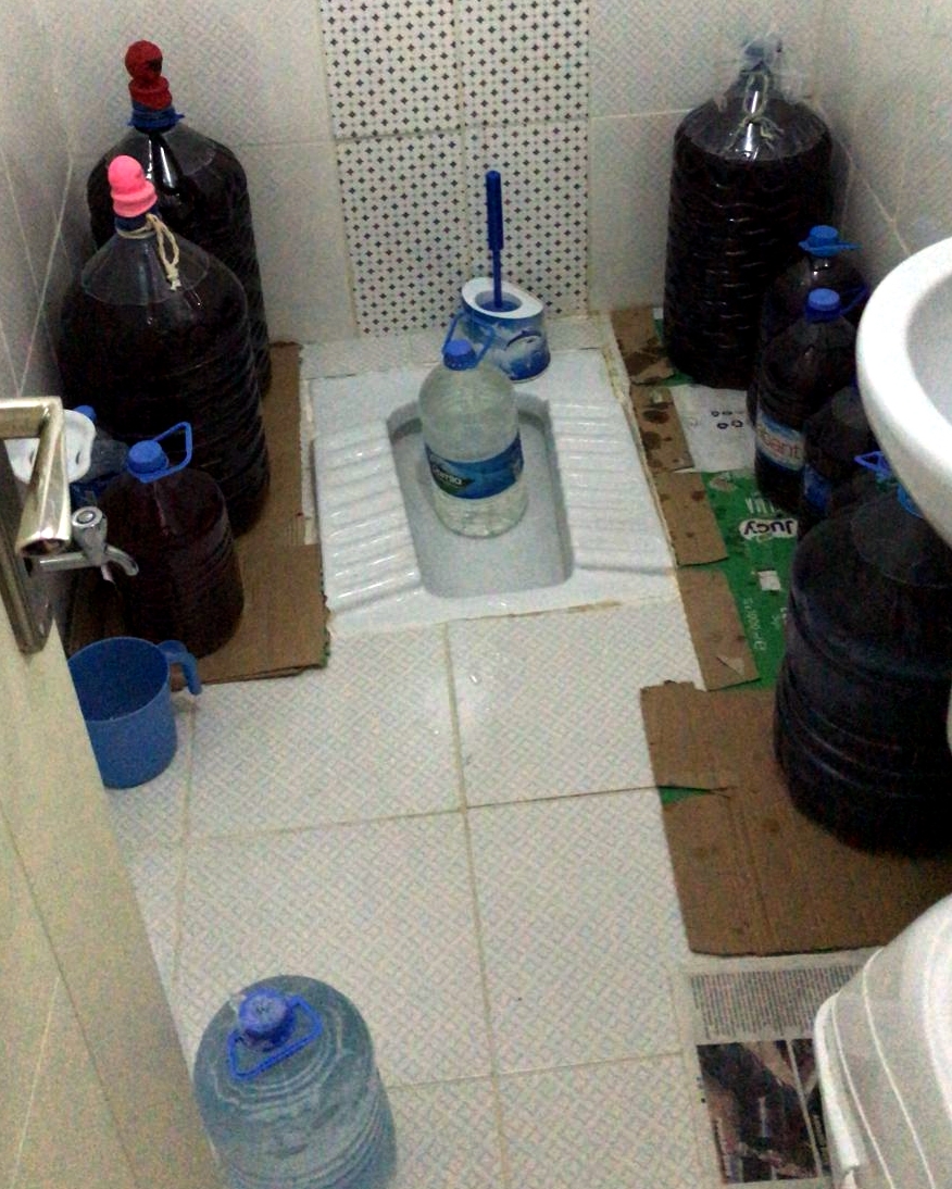 Kırşehir’de bağ evlerinin tuvalet ve banyolarında üretilmiş 136 litre içki ele geçirildi