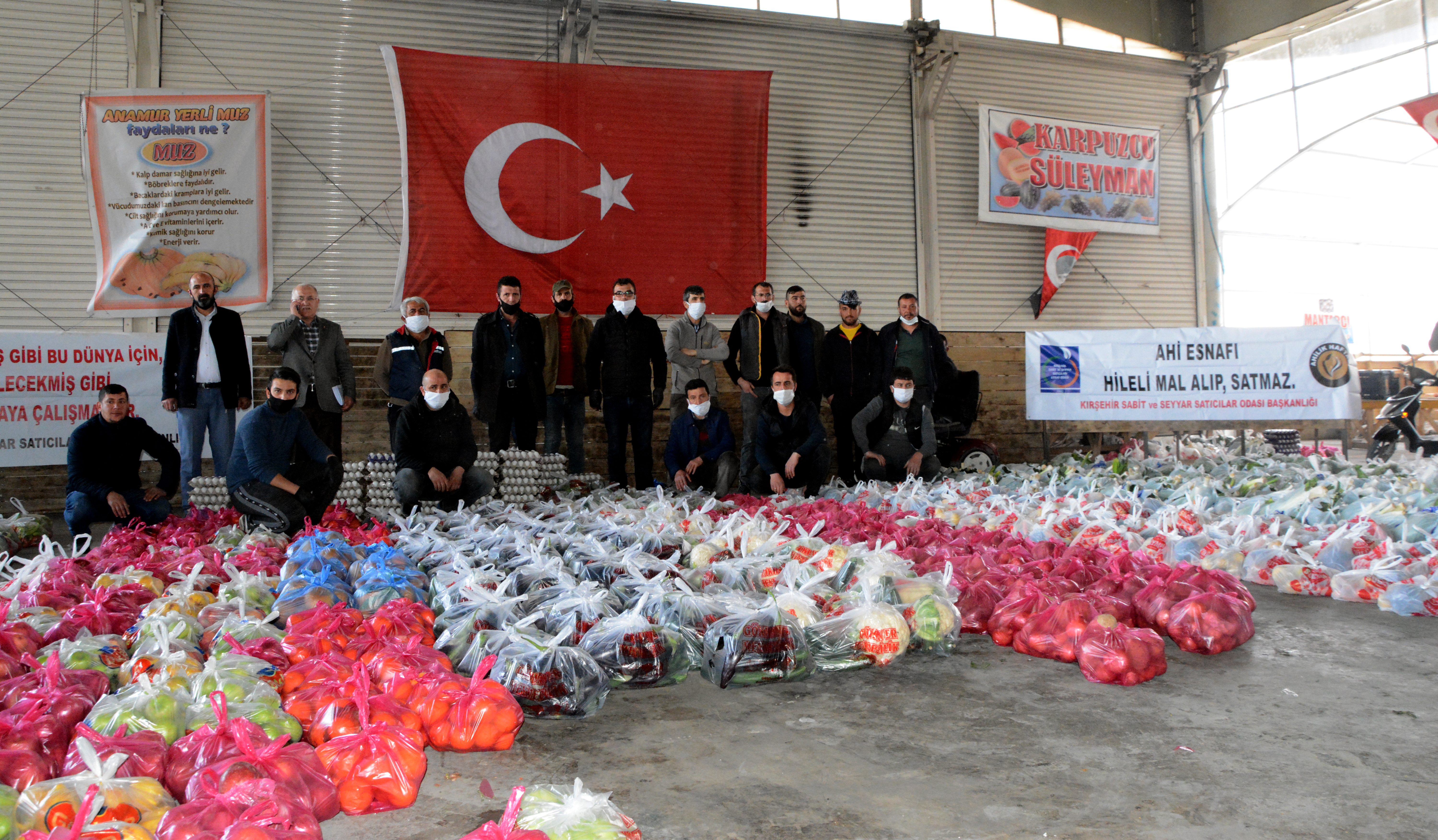 Kırşehir’de pazar esnafı 150 aileye gıda yardımı yaptı