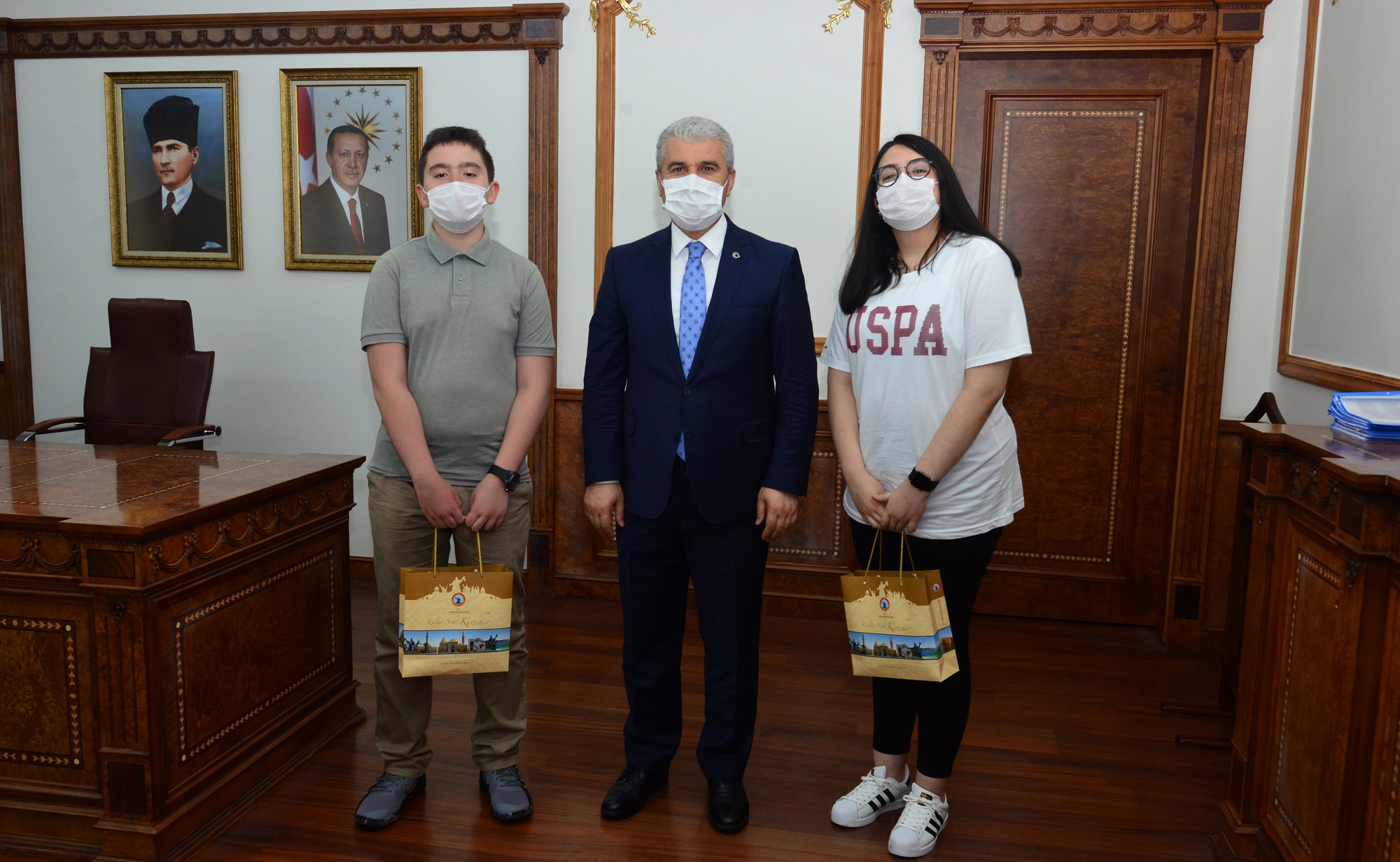 Kırşehir Valisi Akın, LGS’de dereceye giren öğrencileri ödüllendirdi