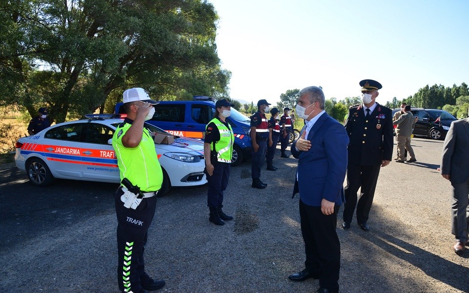 Vali Akın, jandarma ve polis uygulama noktalarını ziyaret etti