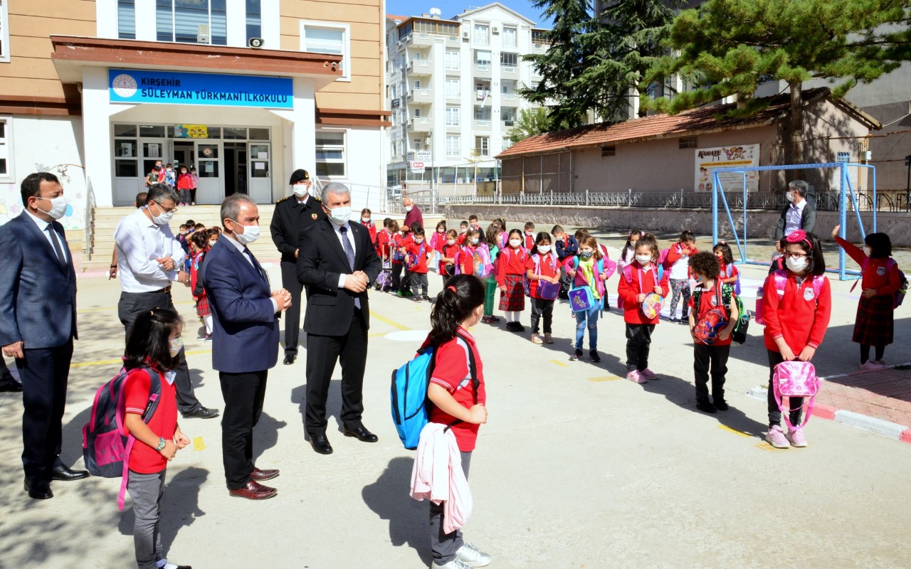 Kırşehir Valisi Akın, okulda Kovid-19 denetimi yaptı