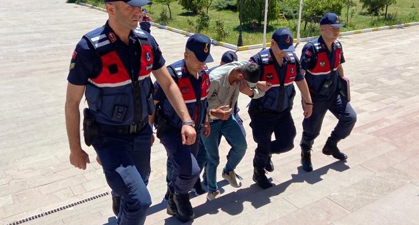 Kırşehir’de kendilerini jandarma olarak tanıtıp dolandırıcılık yapan 2 zanlı tutuklandı