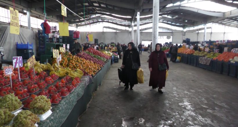 Kırşehir Pazarı’nda Kış Sert, Şikayet Net: “Kapalı Ama Buz Gibi”