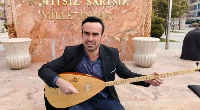 Kırşehir’de Neşet Ertaş sevdalısı: Bağlamasıyla türkülere sahip çıkıyor