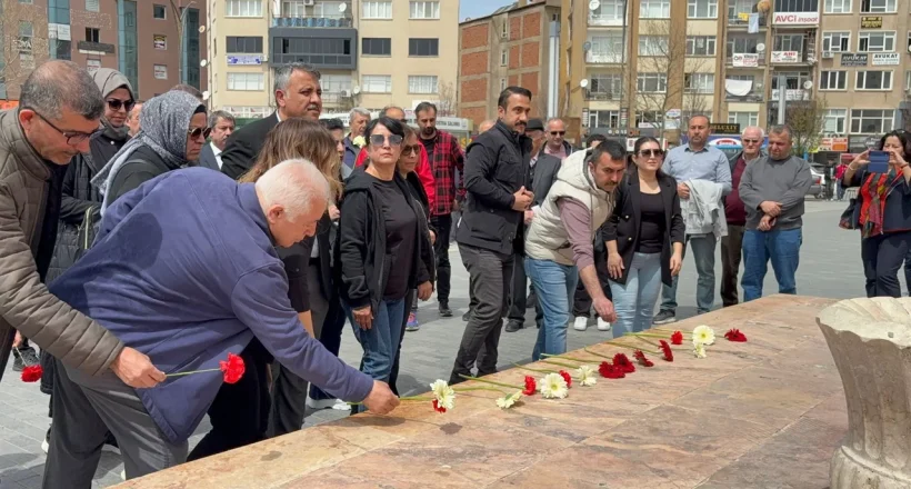 Kırşehir’de Sessiz Çığlık: Öğretmenler Atatürk Heykeli’ne Çiçek Bıraktı