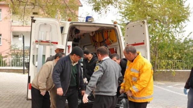 AMCASINI SİLAHLA VURDU!