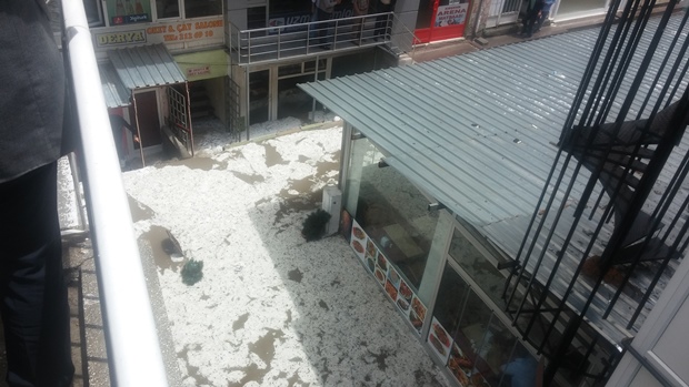 Kırşehir’de yağmur ve dolu yağışı sonrası zemin katları su bastı