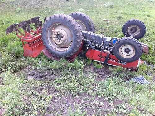 Çocuğunun kullandığı traktörü durdurmak isterken yaralandı